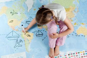 Kind bemalt eine Weltkarte